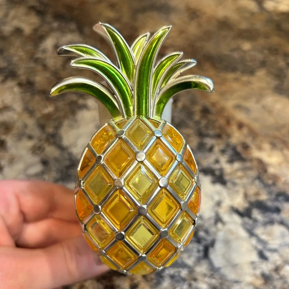 Bath & Body Works Pineapple Plug In Lights Up - Picture 6 of 7